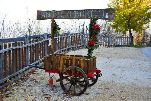 a wooden wagon with a sign on a fence at Agriturismo "Antico Borgo" in Marostica