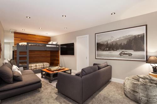 A television and/or entertainment centre at Gibbons Life Accommodations