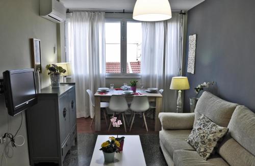 salon z kanapą i stołem jadalnym w obiekcie Apartamento Royal Centro de Ronda w mieście Ronda