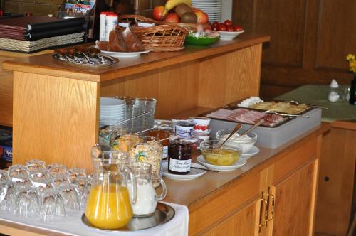 a buffet with a lot of food and drinks at Pension Zum Grünen Wald in Feuchtwangen