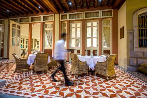 a person walking past a table in a restaurant at Hotel del Parque in Guayaquil