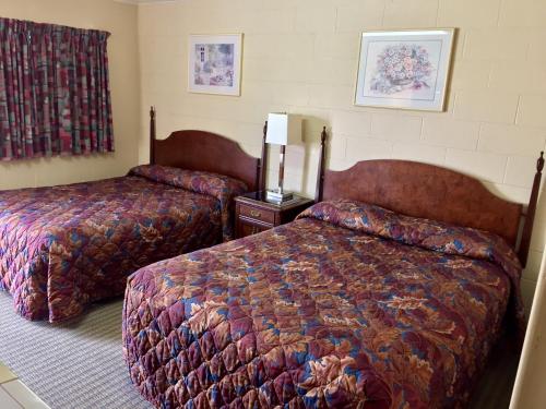 En eller flere senger på et rom på Gold Pan Motel
