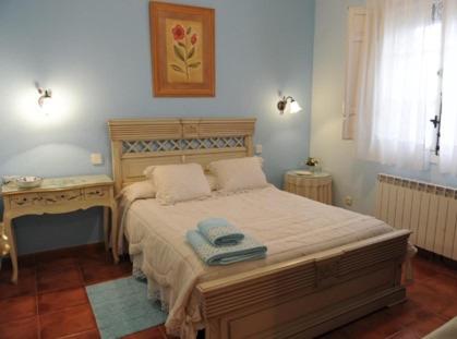 1 dormitorio con cama, mesa y ventana en Casa Rural Entre Volcanes de Almagro, en Almagro