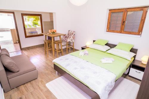 Imagen de la galería de Apartments and Rooms Mare-Monti, en Starigrad-Paklenica