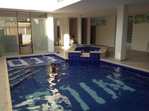 a person swimming in a swimming pool at Econilonatural in Anapoima