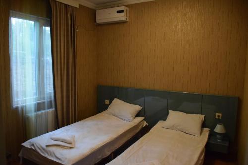 Postel nebo postele na pokoji v ubytování Crossway Tbilisi Hotel