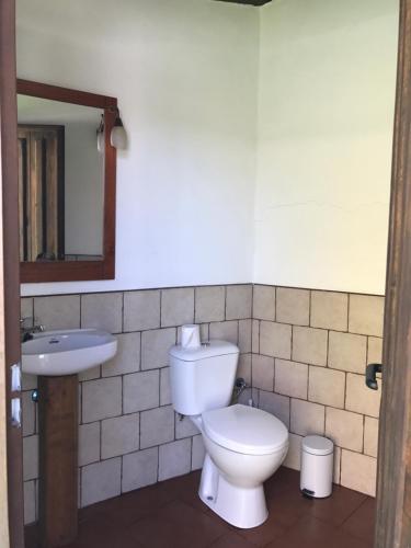 La Victoria de AcentejoにあるCasa Los Mansinoのバスルーム(トイレ、洗面台付)
