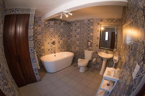 La salle de bains est pourvue d'une baignoire, de toilettes et d'un lavabo. dans l'établissement Colonial 154 H Boutique, à Saint-Domingue