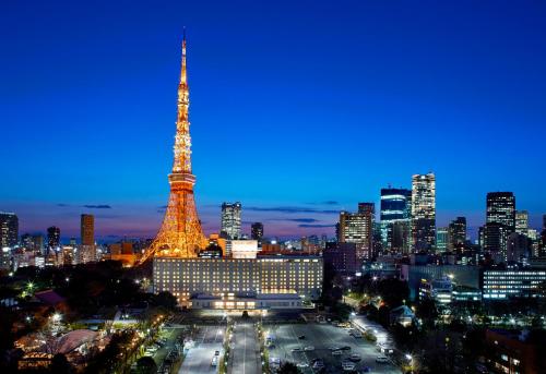 - Vistas a la torre Eiffel por la noche en Tokyo Prince Hotel, en Tokio