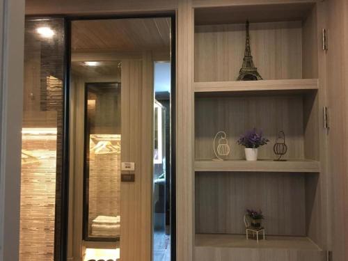 una habitación con una puerta con un estante con la torre Eiffel en Maleewana Hotel & Resort en Ban Bang Muang