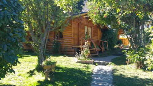 Cabaña de madera con porche en el patio en CABAÑAS MANOLO en San Carlos de Bariloche