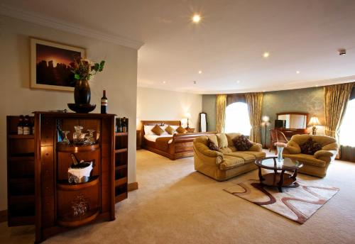 A seating area at Broadhaven Bay Hotel