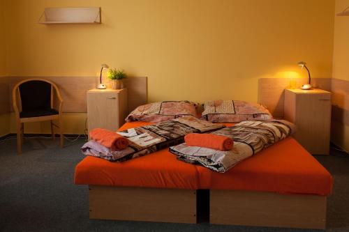 ein Bett mit Decken und Kissen darüber in der Unterkunft Apartmány REKO Kadaň in Kadaň