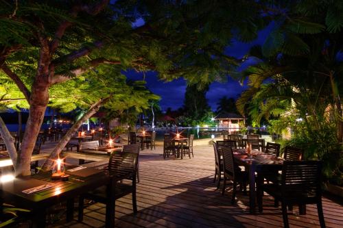 Un restaurante o sitio para comer en Musket Cove Island Resort