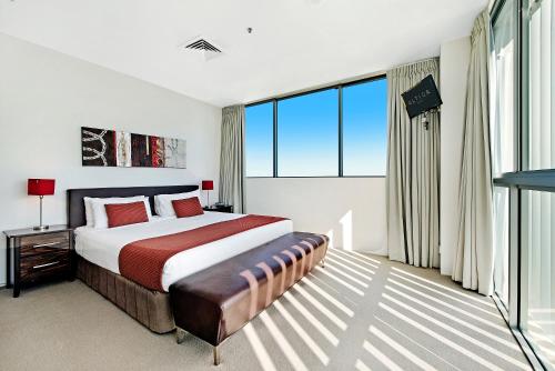 Ein Bett oder Betten in einem Zimmer der Unterkunft ULTIQA Air On Broadbeach