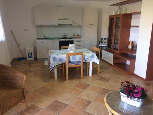 a kitchen and dining room with a table and chairs at Villa Scalea in Santa Domenica