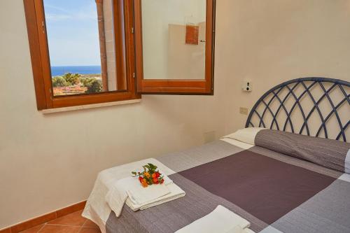 una camera da letto con un letto e una finestra con vista di Case Canino a Favignana