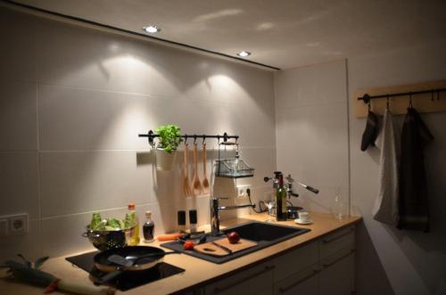 uma cozinha com um lavatório e uma bancada em Atelier em Kassel