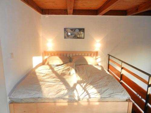 1 cama en un dormitorio con 2 luces encendidas en Atelier en Kassel