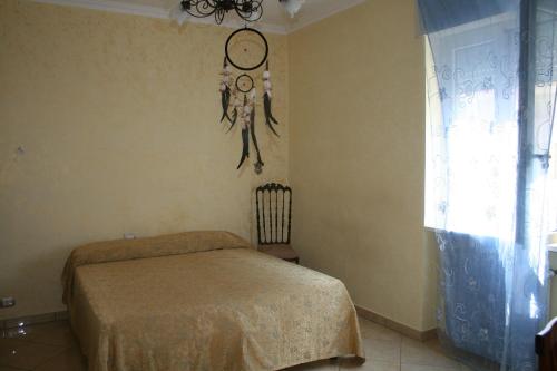 ガリポリにあるCasa Nadiaのベッドルーム(ベッド1台、窓付)