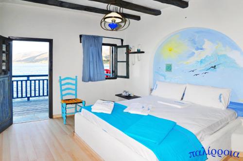 1 dormitorio con cama y vistas al océano en Palirroia (High Tide), en Empourios