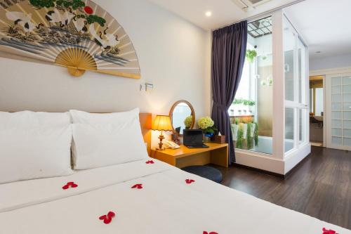 Un pat sau paturi într-o cameră la Luxury Old Quarter Hotel & Gym