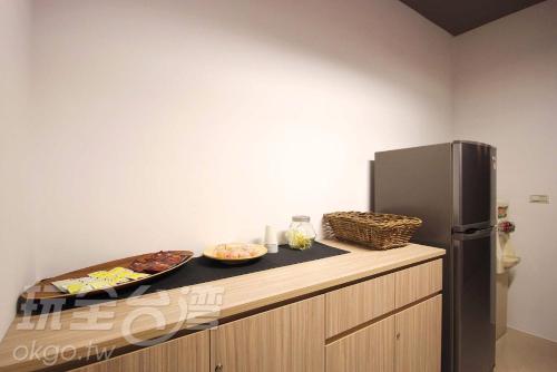 a kitchen with a counter with a refrigerator at Wo in Puli