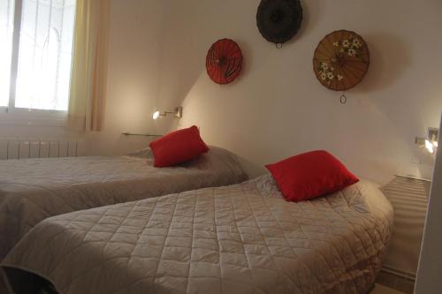 グラン・アラカントにあるAppartement 179のベッドルーム1室(赤い枕のベッド2台付)