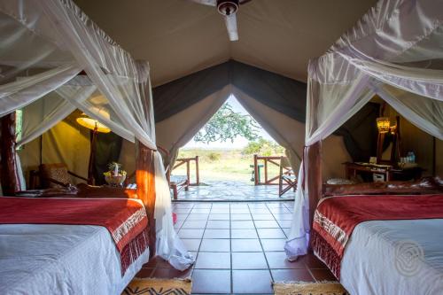 Posteľ alebo postele v izbe v ubytovaní Mbuzi Mawe Serena Camp