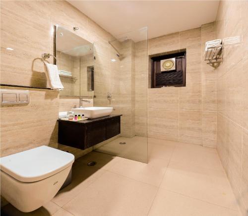 a bathroom with a toilet and a sink at Hotel Ashish Palace in Agra