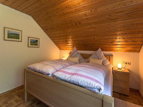 オーバーハルマースバッハにあるStinneshofの木製の天井のベッドルーム1室(ベッド1台付)