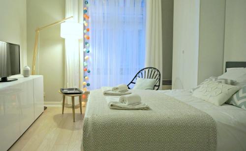 - une chambre avec un lit et des serviettes dans l'établissement Little Suite - Stella, à Lille