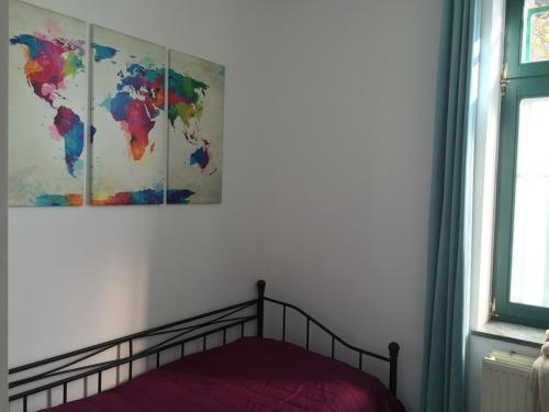 1 dormitorio con 1 cama y un mapa del mundo en Apartment KR18, en Ratingen