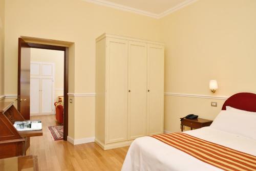 Postel nebo postele na pokoji v ubytování Hotel Firenze e Continentale
