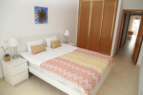 
A bed or beds in a room at Da Ponte Flats - Armacao De Pera Yellow Apt.
