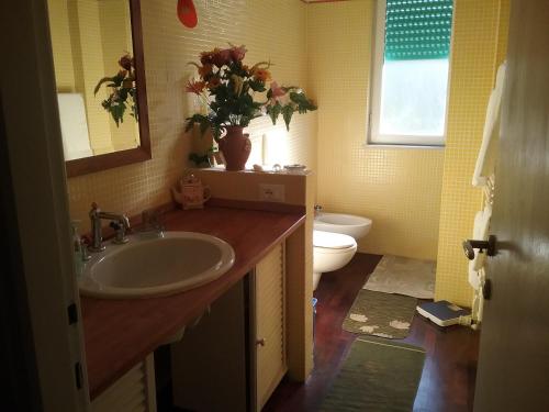 サン・テレンツォにあるHome Sweet Homeのバスルーム(洗面台、トイレ付)
