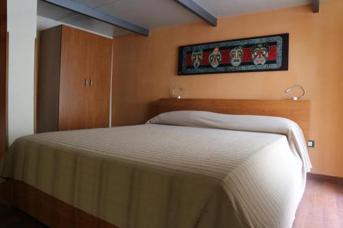 マルサラにあるCasa degli Agrumi al Centroのベッドルーム1室(木製ヘッドボード付きのベッド1台付)