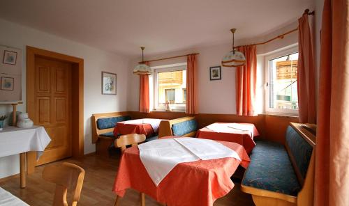 Katil atau katil-katil dalam bilik di Haus am See