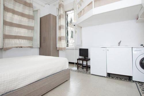 ローマにあるFlavio's flatの白いベッドルーム(ベッド1台、洗濯機付)