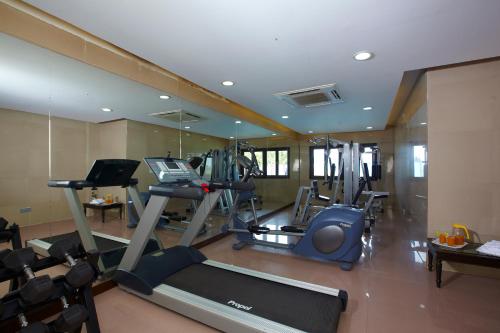RNS Residency Sea Viewにあるフィットネスセンターまたはフィットネス設備