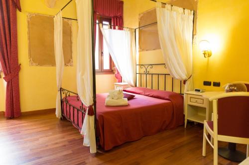 1 dormitorio con cama con sábanas rojas y escritorio en Sweet Dream Trevi, en Roma