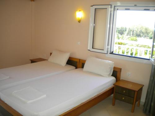 Postel nebo postele na pokoji v ubytování Brati - Arcoudi Hotel