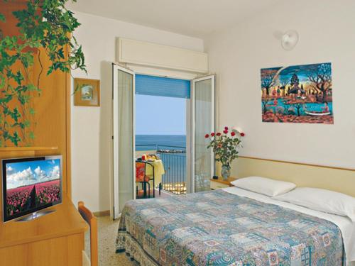 Habitación de hotel con cama y ventana en Hotel Continental, en Bellaria-Igea Marina