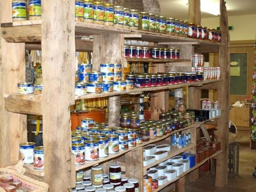 a store shelf filled with lots of canned goods at Landhotel zum Honigdieb in Ribnitz-Damgarten