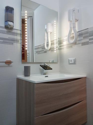 łazienka z umywalką i lustrem w obiekcie NoMapartments Il Viaggiatore w Trapani