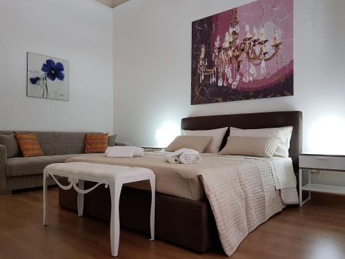 sypialnia z dużym łóżkiem i kanapą w obiekcie NoMapartments Il Viaggiatore w Trapani