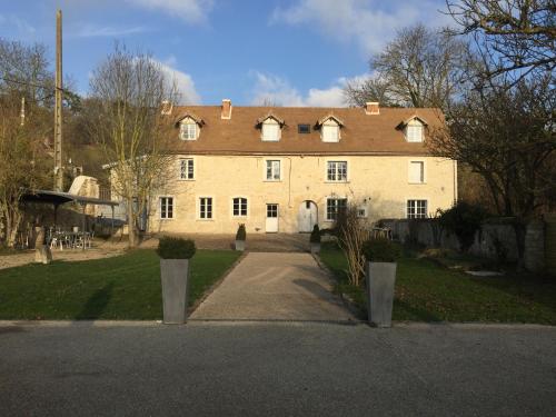 uma grande casa de tijolos com uma entrada em frente em Domaine de la Villa du Moulin de Champie - Plaine de Versailles em Plaisir