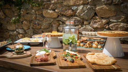 einen Tisch mit verschiedenen Arten von Lebensmitteln in der Unterkunft Mykonos Panormos Villas in Panormos, Mykonos