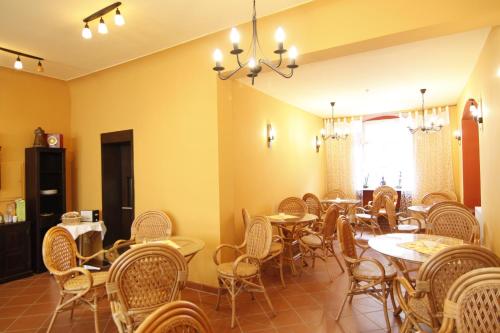 a dining room filled with tables and chairs at Die Dependance in Neckargemünd