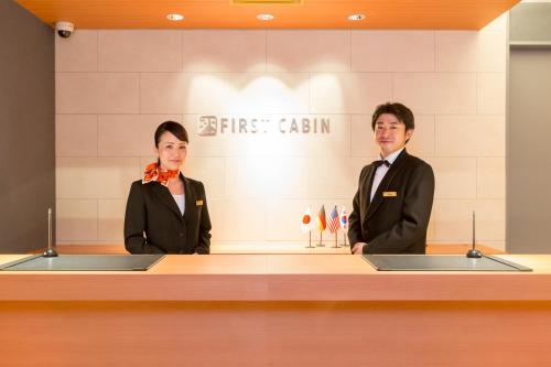 Členové personálu v ubytování First Cabin Nagasaki